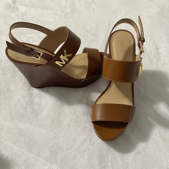 👠 Michael Kors Heels 👠 - Picture 2 of 4